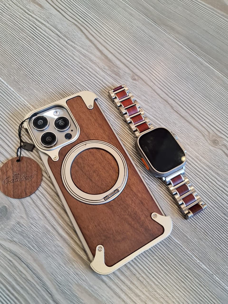 Package includes a wooden case in metal and a wonderful watch band.