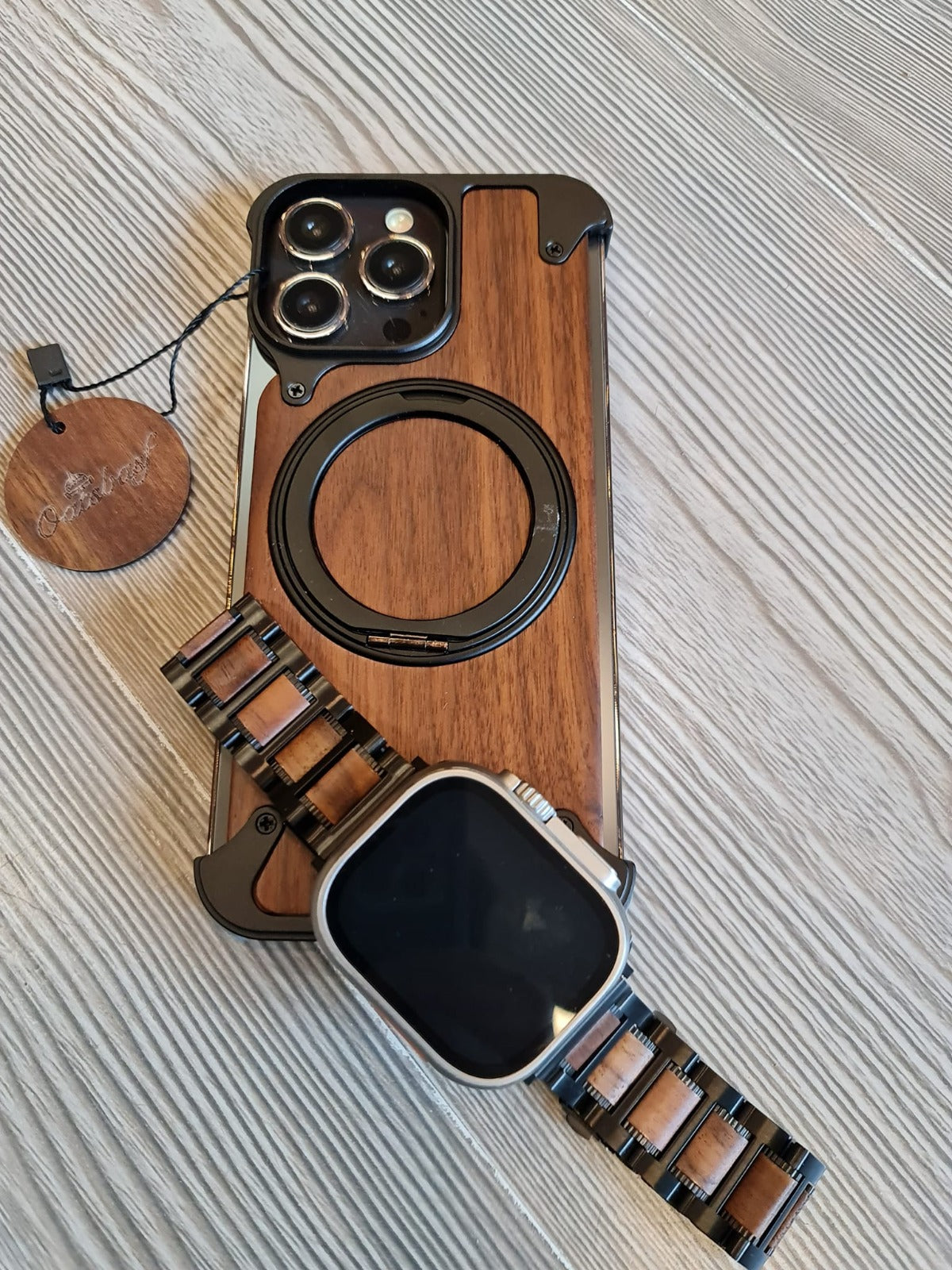 Package includes a wooden case in metal and a wonderful watch band.