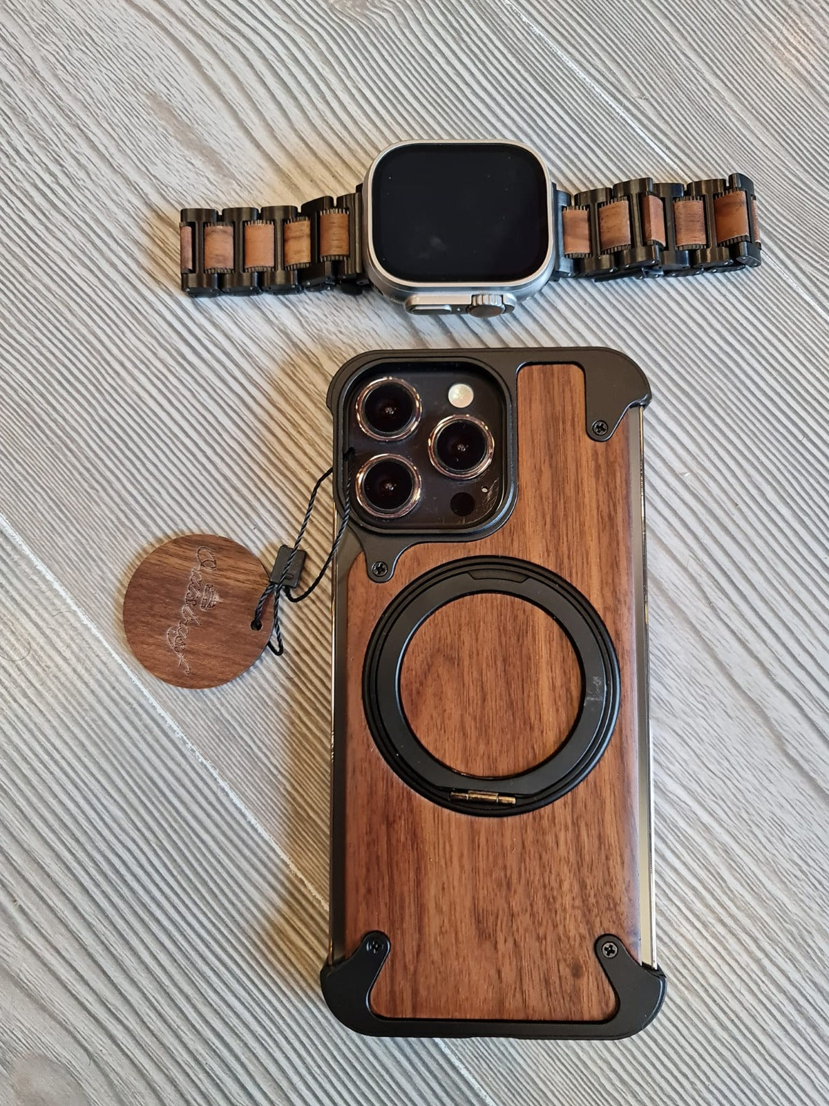 Package includes a wooden case in metal and a wonderful watch band.