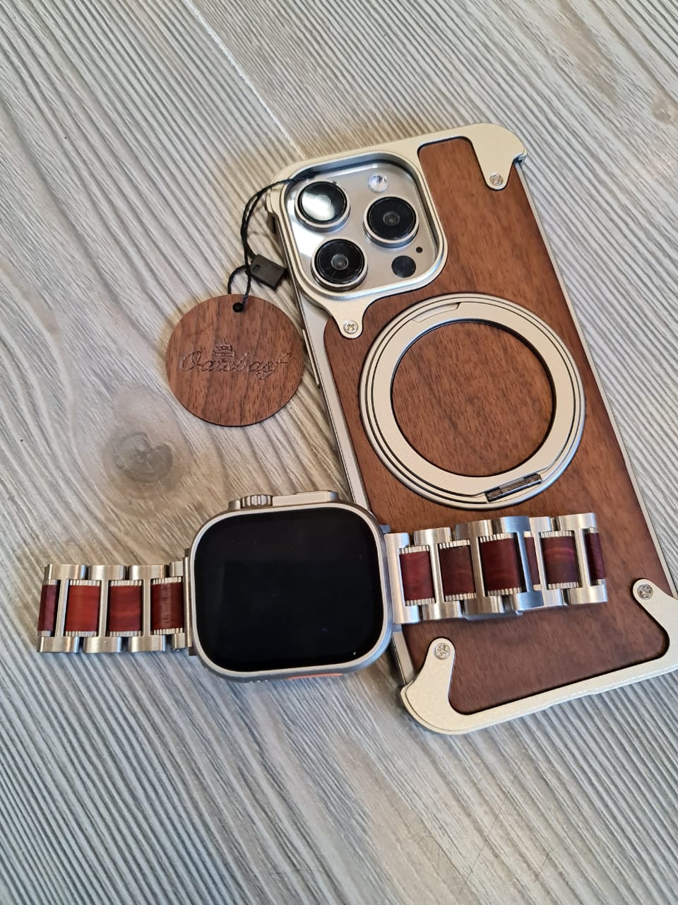 Package includes a wooden case in metal and a wonderful watch band.