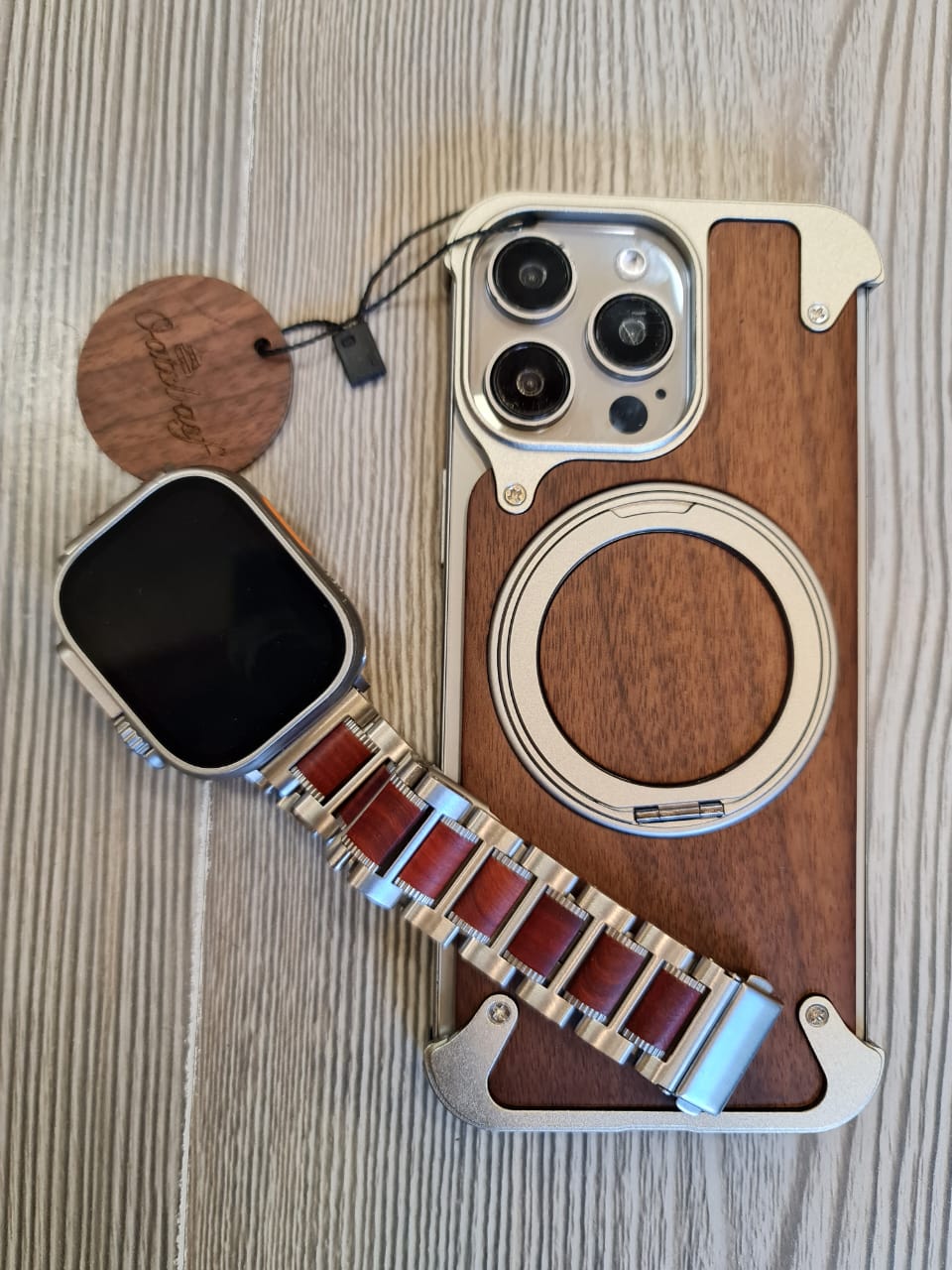 Package includes a wooden case in metal and a wonderful watch band.