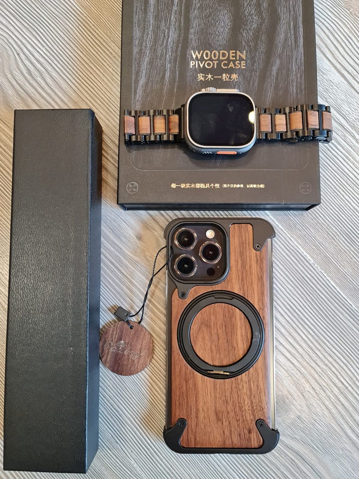 Package includes a wooden case in metal and a wonderful watch band.