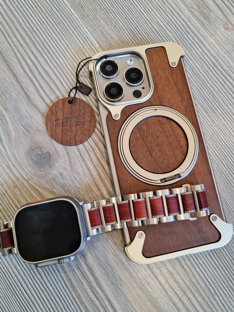 Package includes a wooden case in metal and a wonderful watch band.